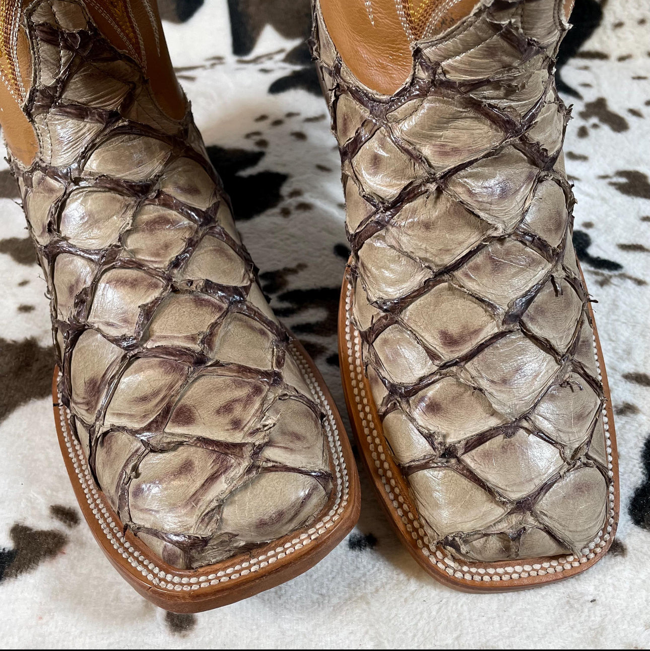 Men's authentic pirarucú cowboy boots, beige leather, size 9.5 (USA)